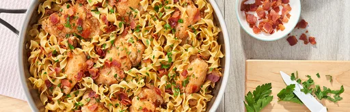 Sobrecoxas de frango braseadas com bourbon e bacon em uma só panela