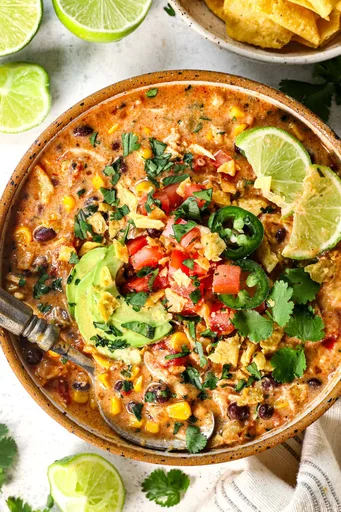 Sopa cremosa de pollo para tacos