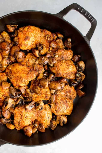 Muslos de pollo al ajillo con setas