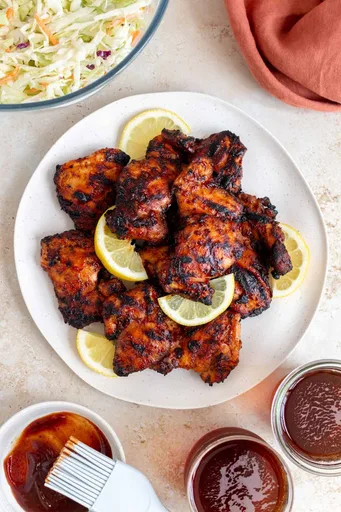Muslos de pollo a la barbacoa a la parrilla