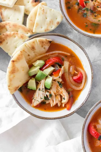 Sopa de pollo con salsa