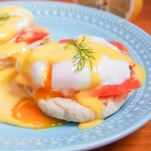Huevos Royale (huevos Benedictinos con salmón ahumado)