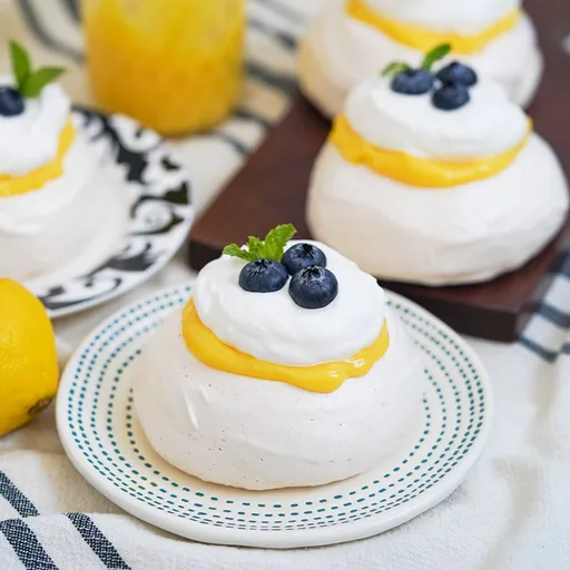 Mini lemon pavlova