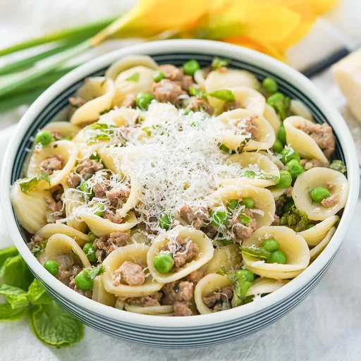 Pasta con guisantes y cordero