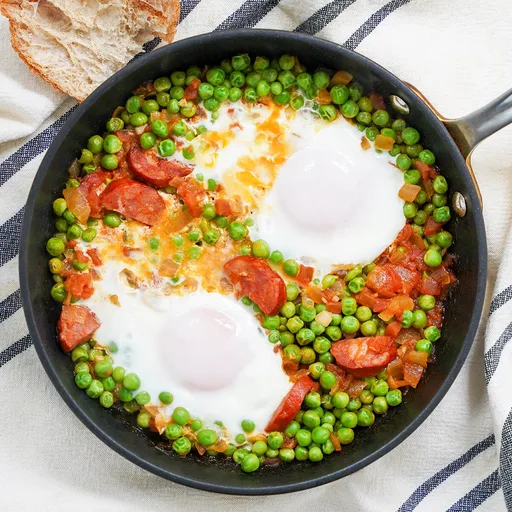 Guisantes y huevos a la portuguesa (ervilhas com ovos escalfados)