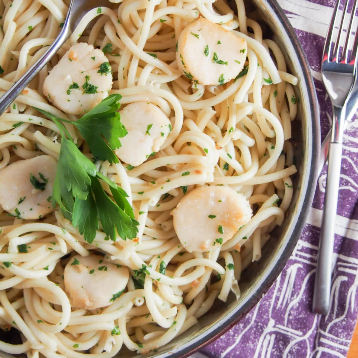 Scallop pasta with garlic and white wine