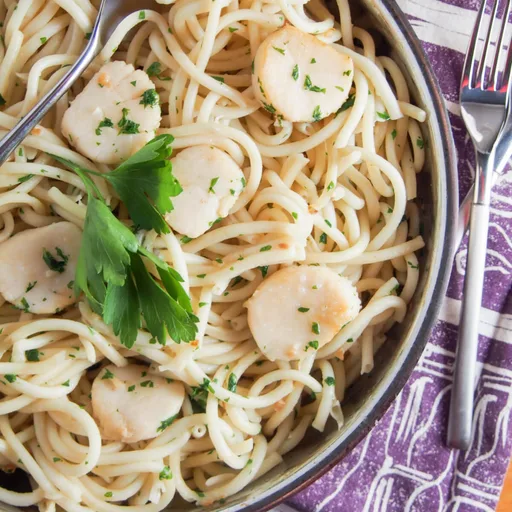 Pasta con vieiras al ajillo y vino blanco