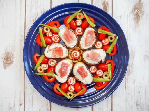 Molinitos de salmón ahumado y crostinis de jamón serrano