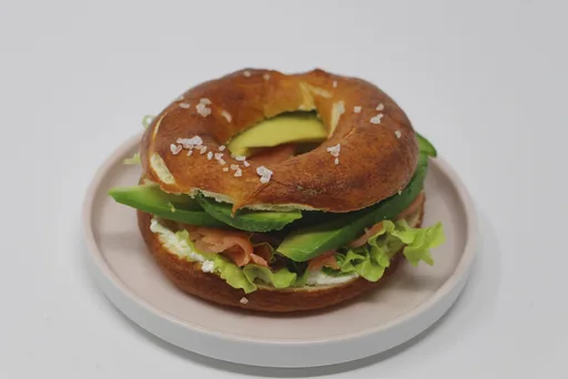 Le Bagel Bretzel Avocat et Saumon fumé