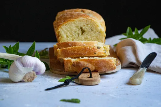 Brioche babka de ajo y albahaca