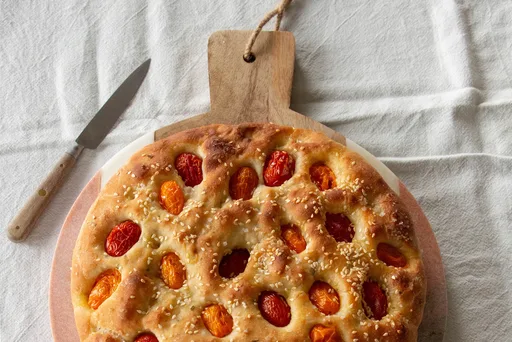 Focaccia con tomates cherry y panceta
