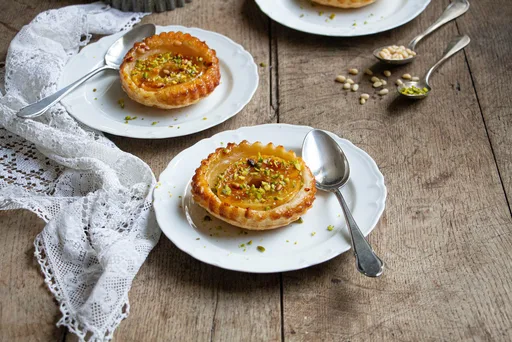 Tartaletas exprés de manzana, piñones y pistacho