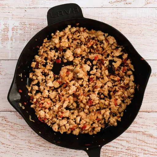 Sartén de pollo picado