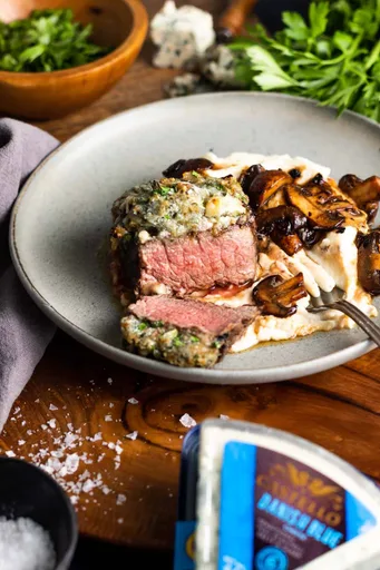 Filete con costra de queso azul, puré de coliflor y champiñones al balsámico
