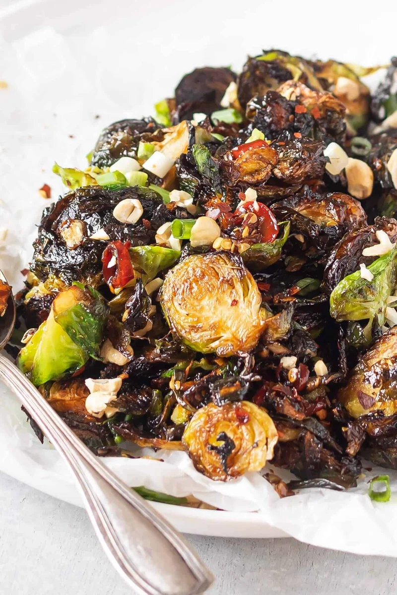 Couve-de-bruxelas frita à moda kung pao cetogênica