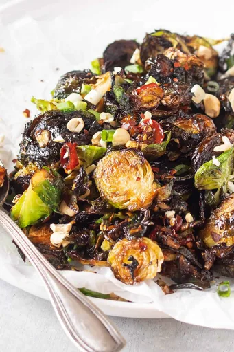 Couve-de-bruxelas frita à moda kung pao cetogênica