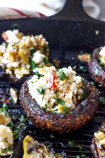 Champiñones rellenos mediterráneos cetogénicos