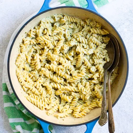 Macarrones con queso al pesto