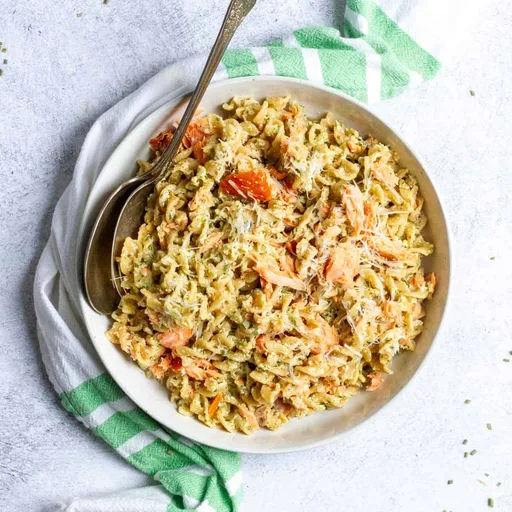 Pasta con salmón y pesto