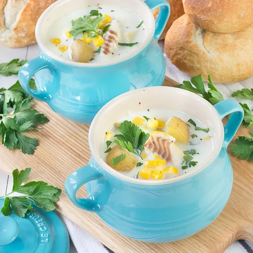 Sopa cremosa de eglefino ahumado y maíz dulce