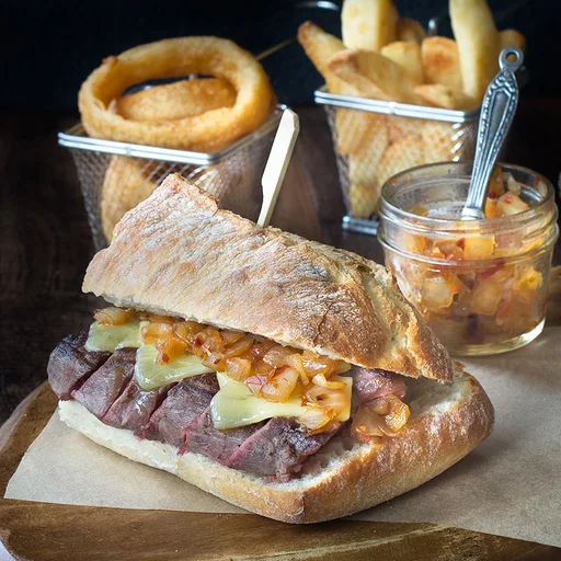 Sándwich de filete y queso con chutney picante de cebolla