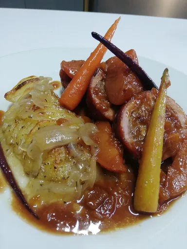 Solomillo de cerdo relleno de boerewors y envuelto en panceta