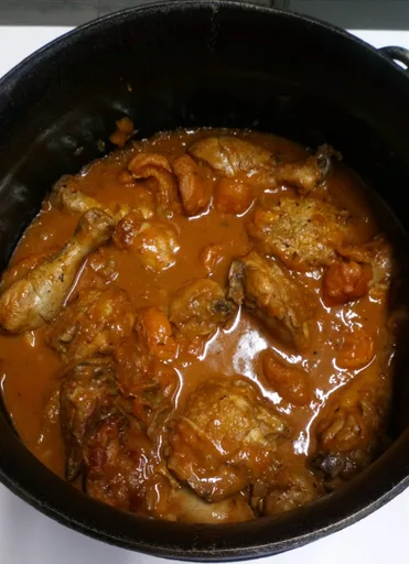 Estofado de pollo y fruta seca
