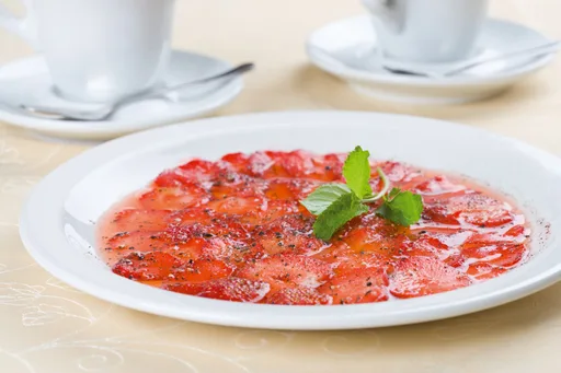Carpaccio de fraises au basilic