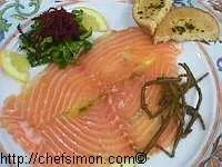 Carpaccio de saumon genièvre et basilic
