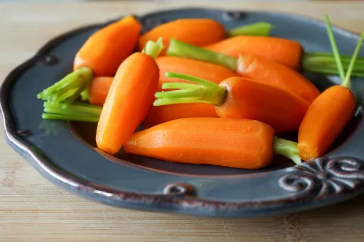 Presentar y cocinar zanahorias nuevas