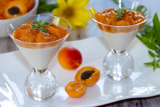 Panna cotta et compotée d’abricots à la verveine