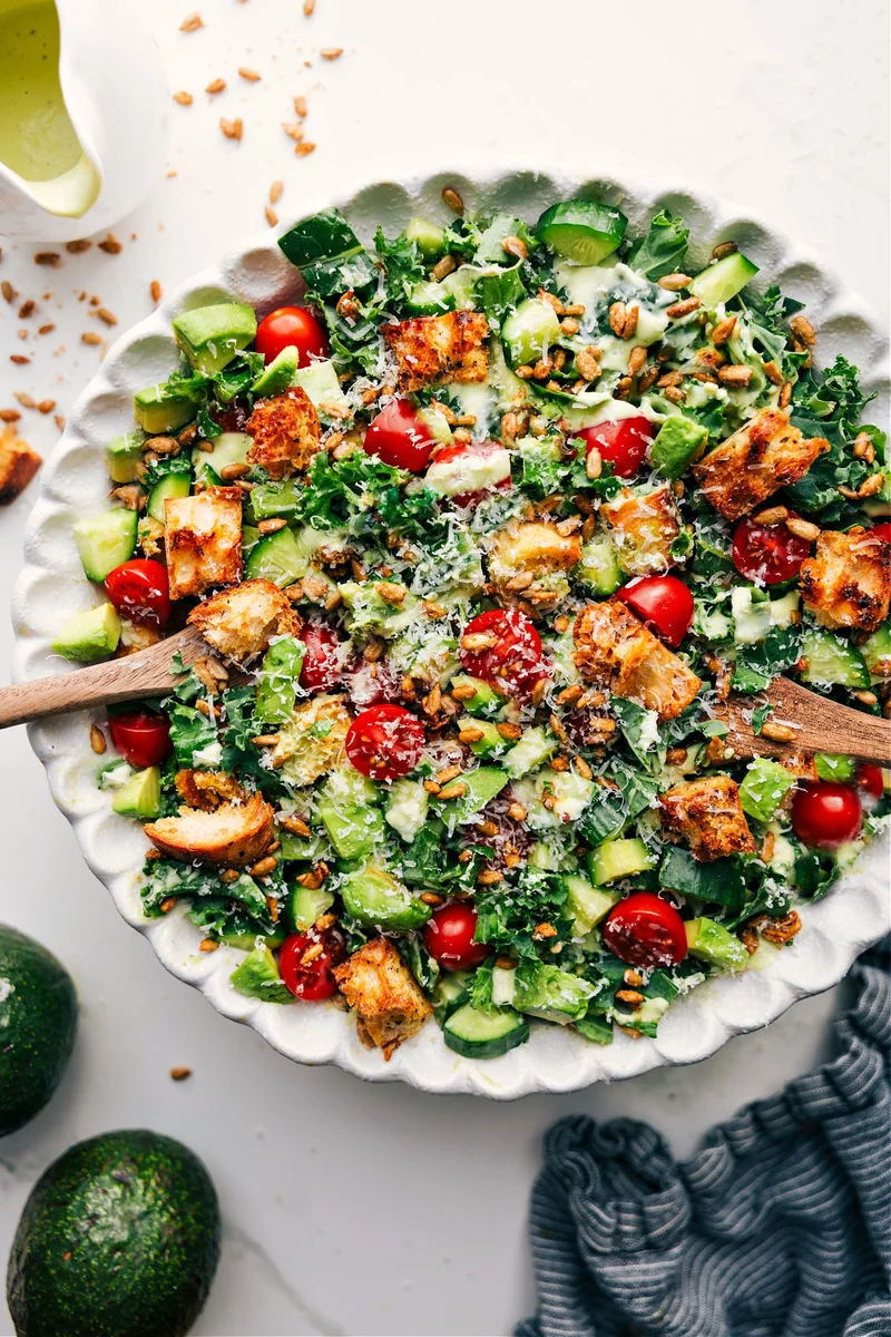 Ensalada de col rizada y aguacate