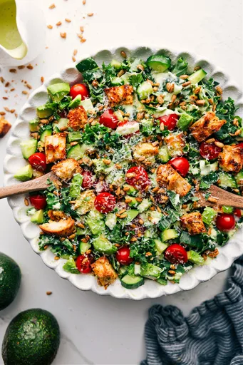 Ensalada de col rizada y aguacate