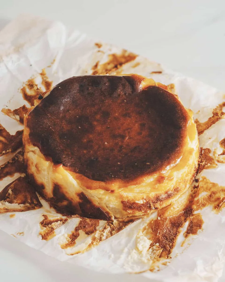 Low-carb Basque cheesecake with no sugar or flour