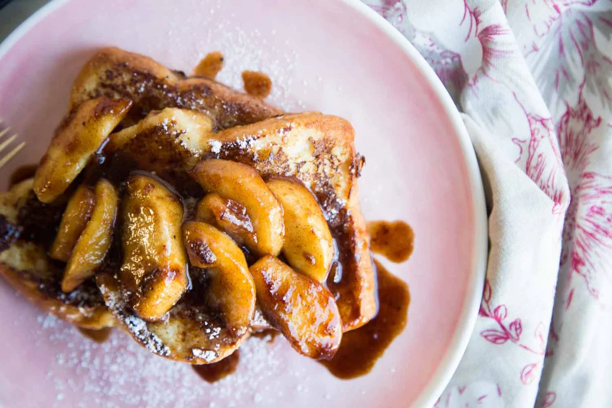 Pain doré aux pommes caramélisées » Cinq Fourchettes