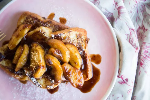 Pain doré aux pommes caramélisées &raquo; Cinq Fourchettes