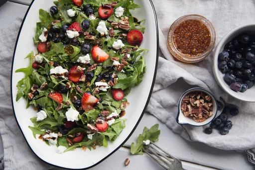 Salade de roquette, chèvre et petits fruits &raquo; Cinq Fourchettes