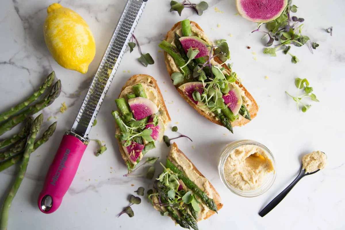 Tartines d'houmous, asperges, radis et citron » Cinq Fourchettes