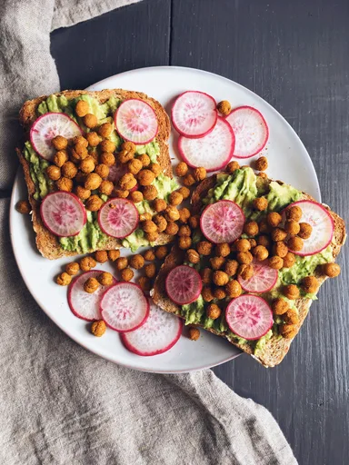 Tartines d'Avocat et de Pois Chiches Rôtis