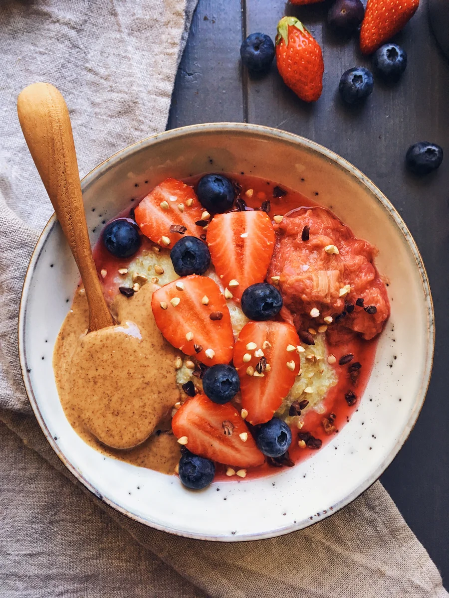 Quinoa porridge with coconut and rhubarb-raspberry compote