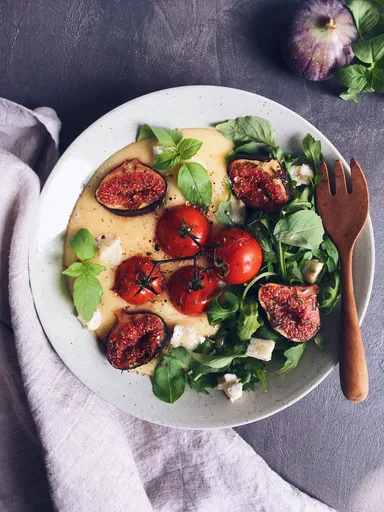 Polenta cremosa, higos y tomates asados
