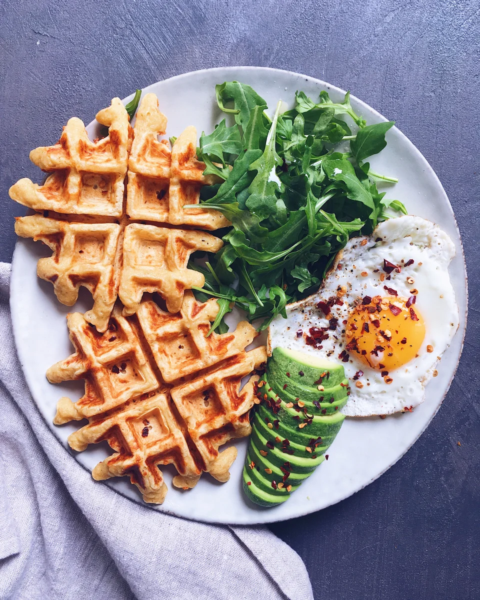 Gaufres au gruyère, oeuf et avocat