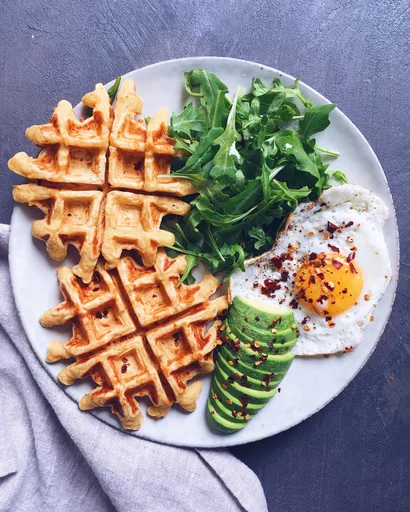 Gaufres au gruyère, oeuf et avocat