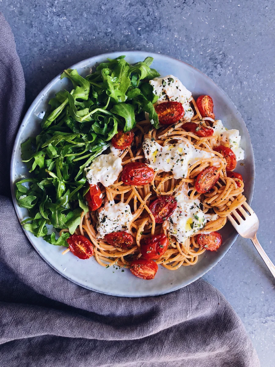 Spaghetti à la buratta et tomates confites