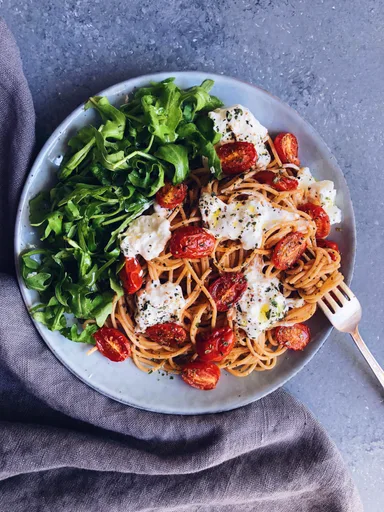 Espaguetis con burrata y tomates confitados