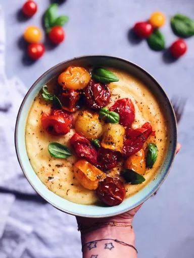 Polenta cremosa con feta y tomates asados