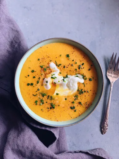 Polenta cremosa con calabaza y queso de oveja