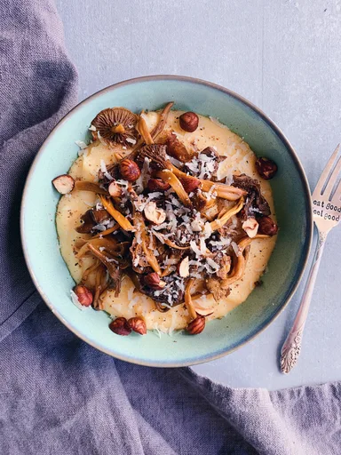 Polenta cremosa con parmesano y rebozuelos