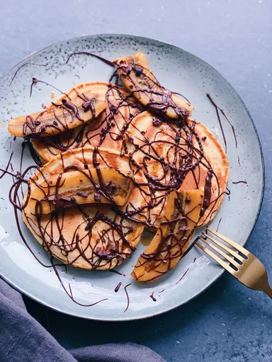 Pancakes esponjosos con plátano caramelizado