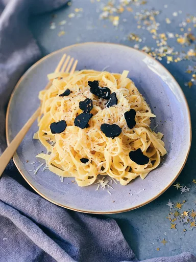 Tallarines con parmesano y trufa
